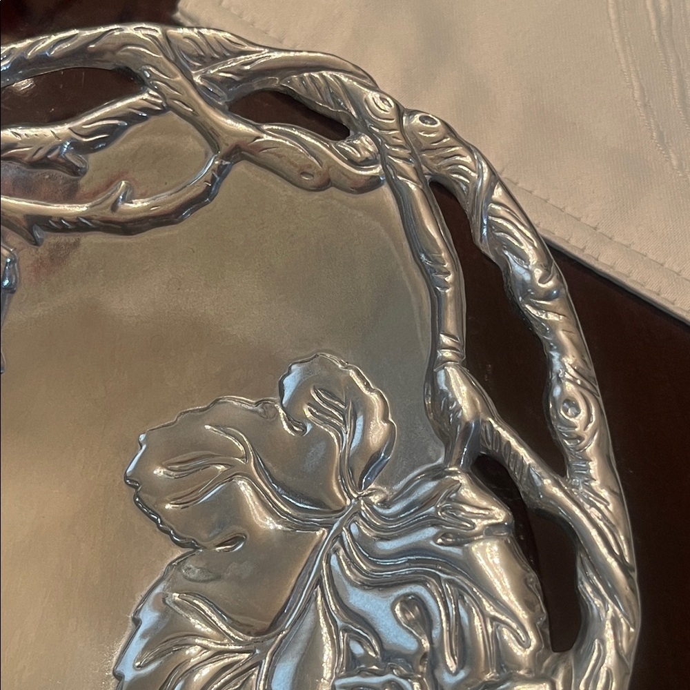 Arthur Court GRAPE HEART SHAPED COUPÉ SERVING TRAY WITH GRAPEVINE MOTIF 9.5”X 10 - Picture 9 of 11